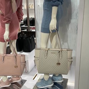 MICHAEL KORS GILLY LARGE DRAWSTRING TRAVEL TOTE SIGNATURE Light Cream